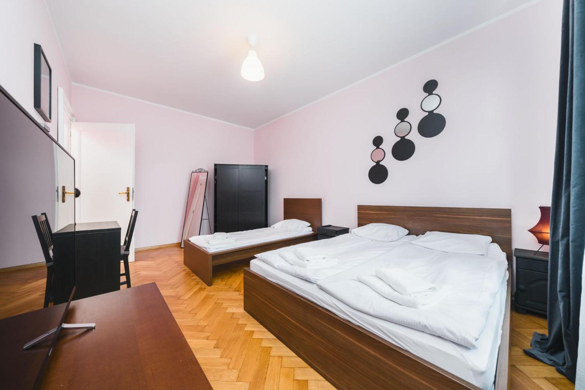 Modern Urban Escape - Old Town Apartment - By Upstairs Cracovie Extérieur photo